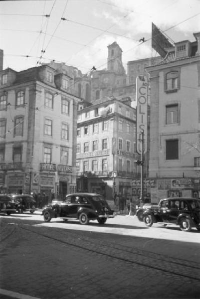 Lisbona. Strada - automobili - palazzi