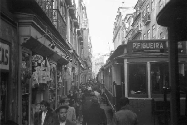 Lisbona. Strada affollata di persone - tram direzione "P. FIGUEIRA"