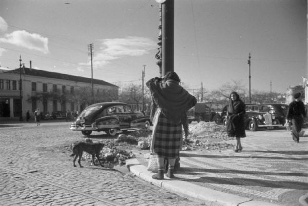 Lisbona. Piazza - automobili - persone