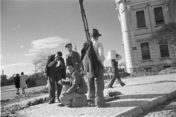 Lisbona. Piazza - gruppo di uomini