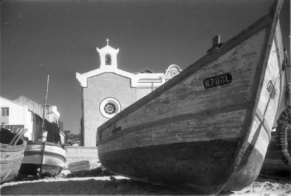 Nazaré. Una imbarcazione tirata in secca - sullo sfondo la facciata della chiesa