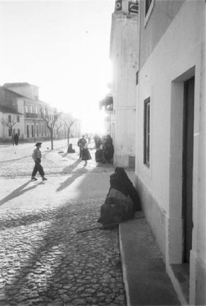 Nazaré. Una via del paese - donne che si ristorano all'ombra delle abitazioni