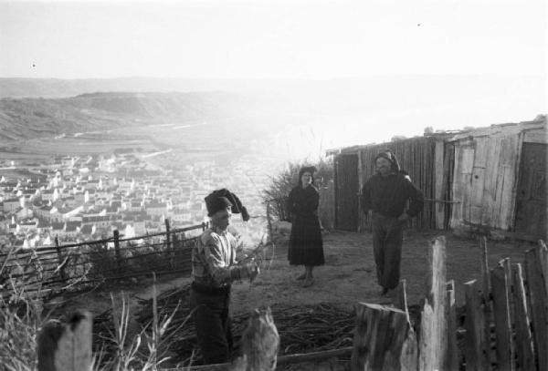 Nazaré - quartiere Sitio. Ritratto di coppia - due coniugi posano presso la loro baracca. Il paese sullo sfondo