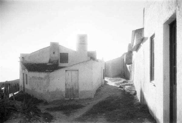 Nazaré - quartiere Sitio. Gruppo di abitanti posa davanti a una abitazione