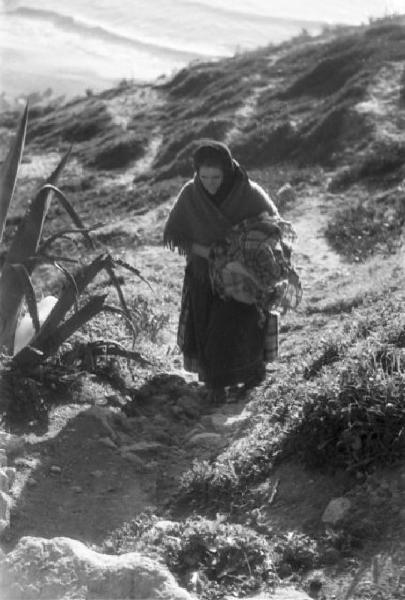 Nazaré - quartiere Sitio. Donne lusitane affacciate a un muretto a secco che domina la parte bassa del paese