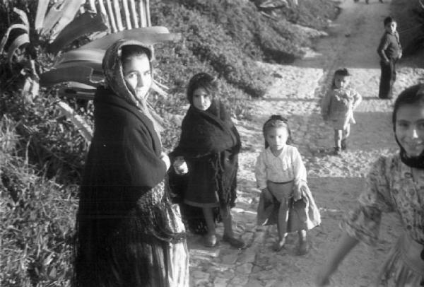 Nazaré - quartiere Sitio. Tre bambine in abiti tradizionali
