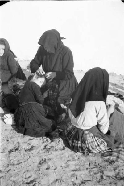 Nazaré. Donne e bambini in spiaggia - controllo dei pidocchi (?)