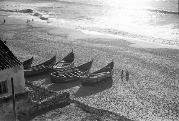 Nazaré. La spiaggia - barche da pesca tirate in secca