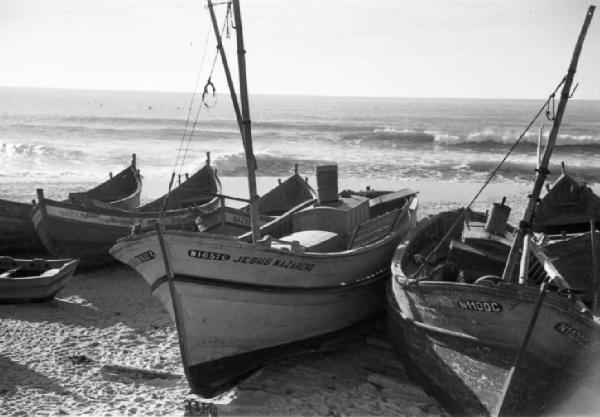 Nazaré. La spiaggia - barche da pesca tirate in secca