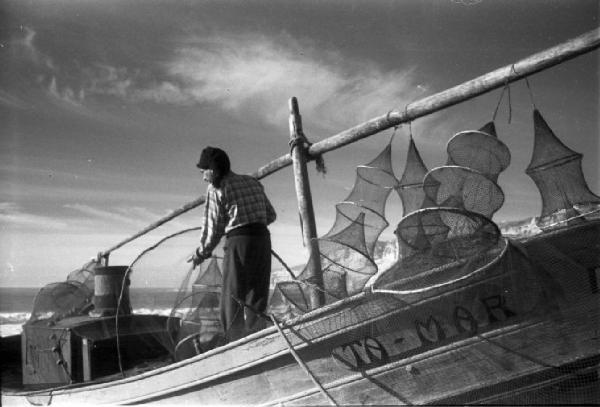 Nazaré - pescatore riordina le nasse