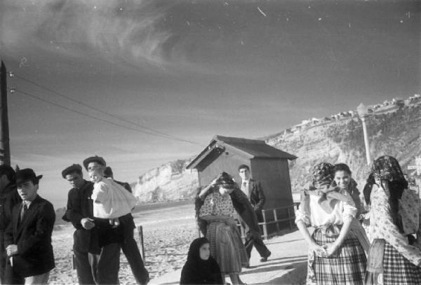 Nazaré - abitanti in spiaggia