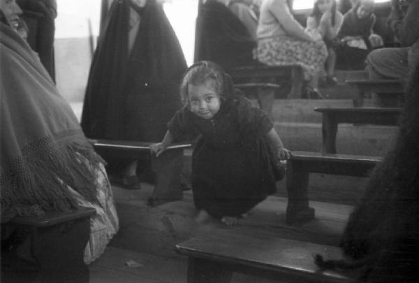 Nazaré - bambina a bordo della funicolare che conduce al quartiere di Sitio