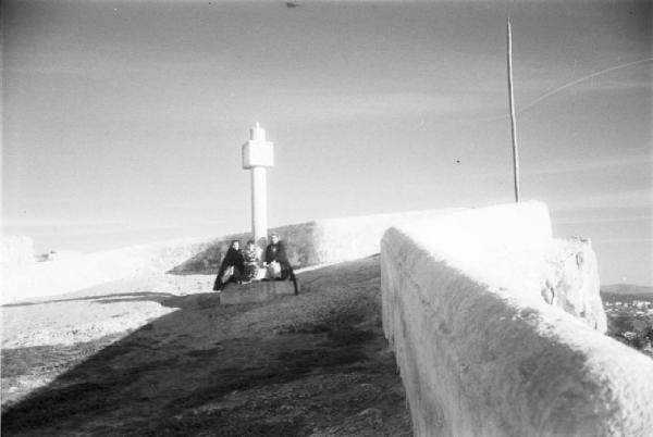 Nazaré - quartiere di Sitio. Terrazza panoramica con croce in pietra