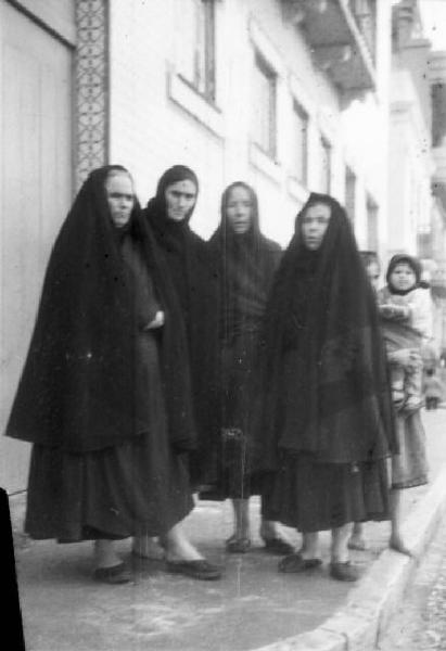 Nazaré. Ritratto di gruppo - donne del paese avvolte in mantelli scuri