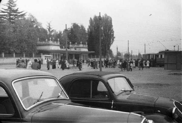 Italia Dopoguerra. Milano. Ippodromo di San Siro - Gran Premio. Area circostante l'ippodromo. In primo piano due automobili parcheggiate