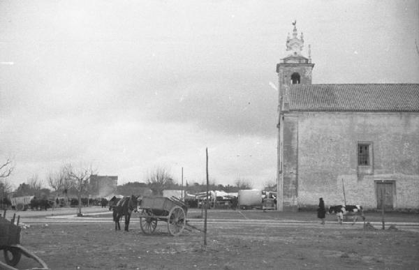 Praia da Tocha. Piazza - caretto - chiesa