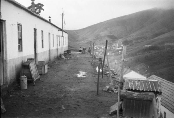 Panasqueira - le abitazioni dei minatori a ridosso della collina