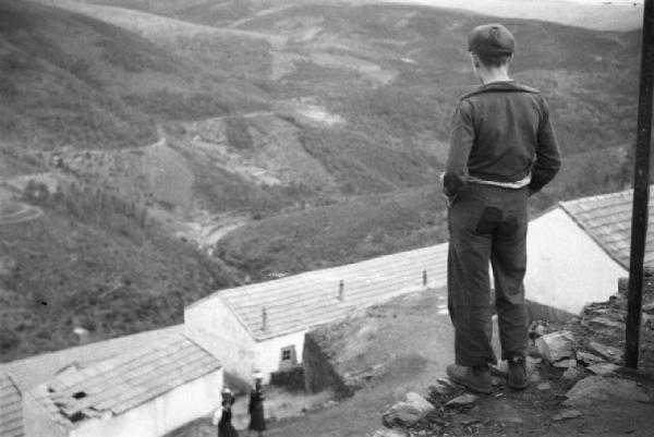 Panasqueira - le abitazioni dei minatori a ridosso della collina. Un minatore osserva il paesaggio dall'alto