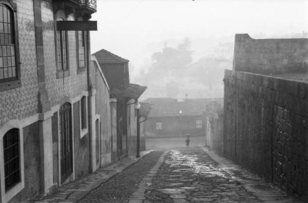Porto. Strada in discesa - case in pietra