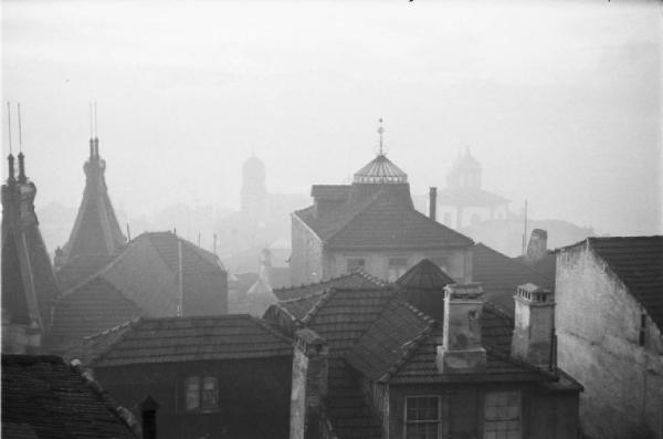 Porto. Tetti delle case immersi nella nebbia