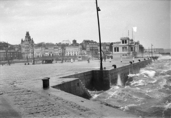 La Coruna. Le acque del porto agitate da una tempesta