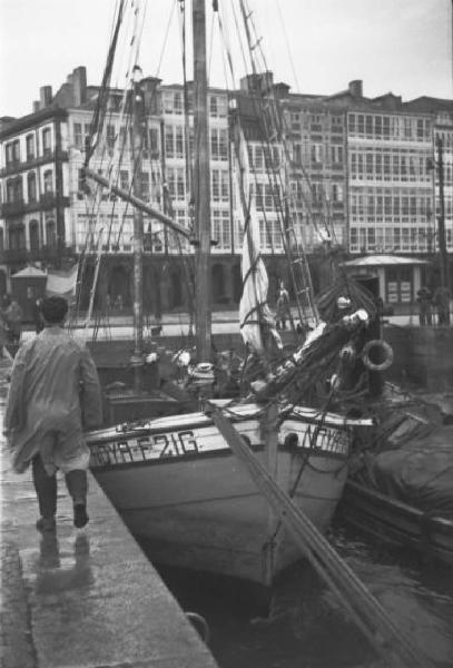 La Coruna - il porto. Un'imbarcazione a vela ormeggiata