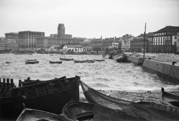 La Coruna - le acque del porto agitate da una tempesta