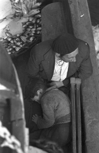 Viaggio da Tiran a Cangas - ragazzino addormentato sulle ginocchia del padre
