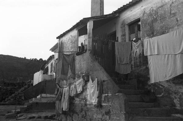 Cangas - casa in pietra e panni stesi all'esterno