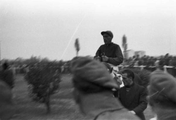 Italia Dopoguerra. Milano. Ippodromo di San Siro - Gran Premio. Fantino a cavallo passa tra gli spettatori