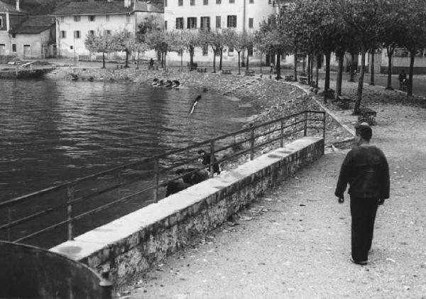 Italia Dopoguerra - Dongo - Scorcio di una riva del lago - sul muricciolo in primo piano sono visibili le tracce di sangue a seguito dell'uccisione dei gerarchi fascisti