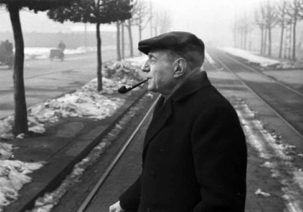 Il poeta Umberto Saba. Il poeta mentre attraversa un viale con i binari del tram