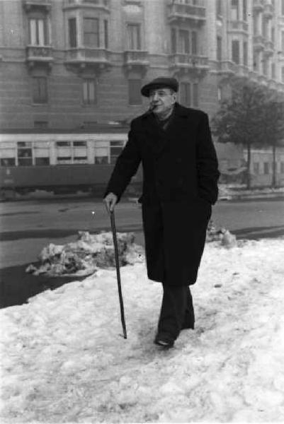 Il poeta Umberto Saba. Il poeta mentre passeggia lungo una strada della città