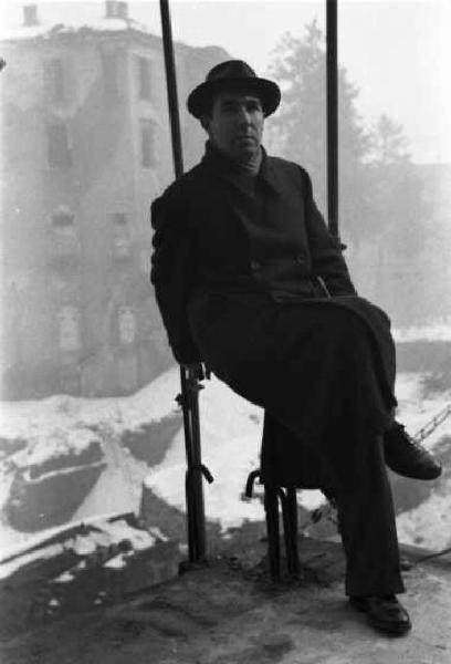 Ritratto maschile. Uomo seduto in un cantiere - il politico Bruno Visentini (?)