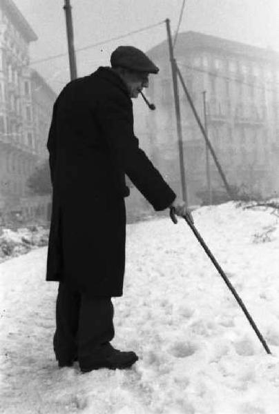 Il poeta Umberto Saba. Il poeta mentre smuove la neve con il suo bastone da passeggio