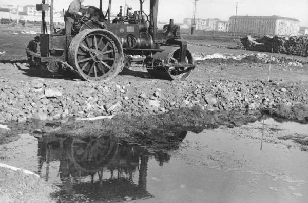 Italia Dopoguerra. Milano - Quartiere Baggio - Operaio al lavoro su rullo compressore