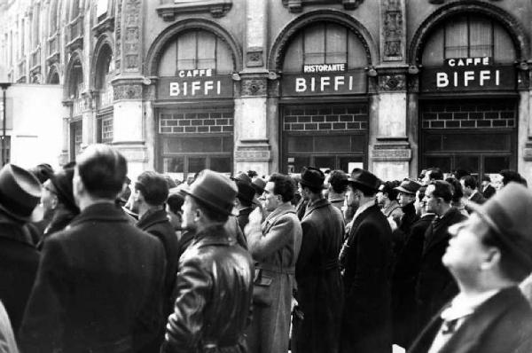 Italia Dopoguerra. Milano. Galleria Vittorio Emanuele - folla davanti al Caffè Biffi