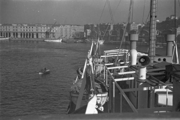 Barcellona - viaggiatori in attesa d'imbarco visti dalla nave che riporterà Patellani in Italia