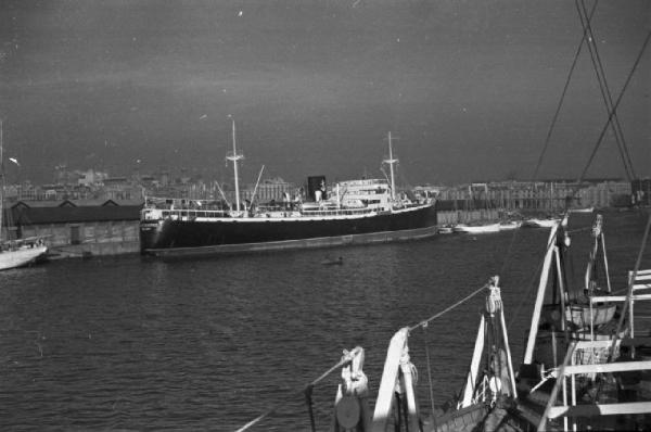 Barcellona - bacino del porto visto dalla nave che riporterà Patellani in Italia. Mercantile ormeggiato