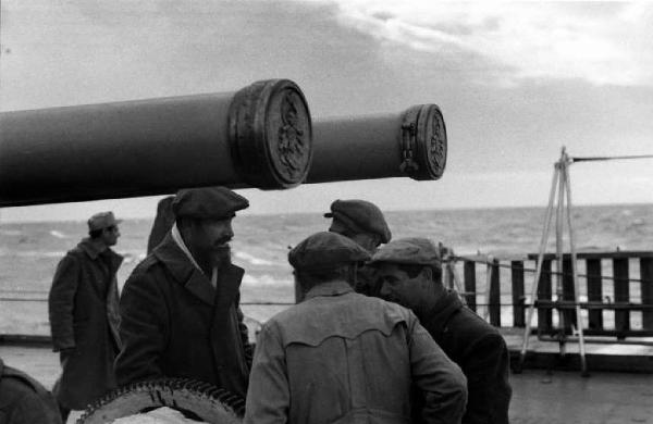 Dopoguerra. Marocco - Casablanca - Porto - Militari italiani chiacchierano tra loro durante le operazioni di rimpatrio