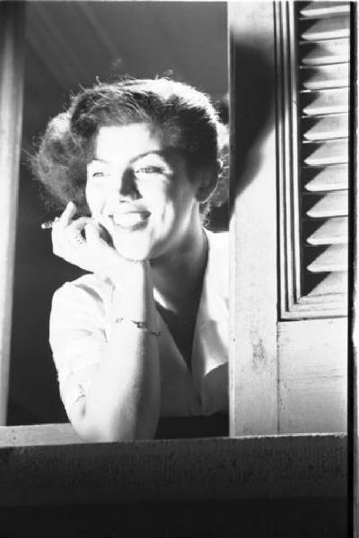 Milano - giovane donna sorridente alla finestra