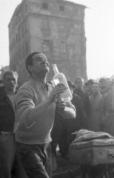 Milano - esibizione di un mangiavetri