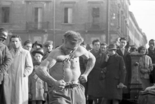 Milano - esibizione di uno spezzacatene