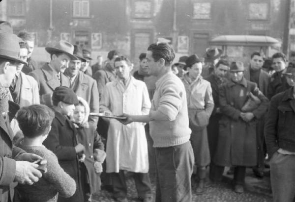 Milano - esibizione di piazza. Questua