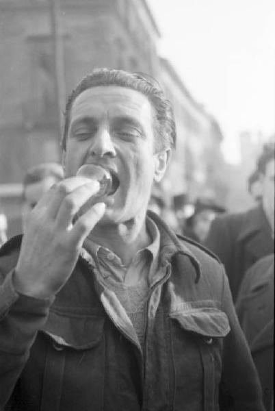 Milano - esibizione di piazza. Mangiavetri