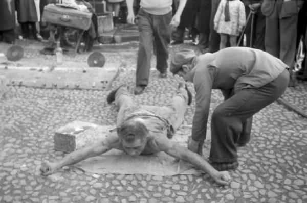 Milano - esibizione di piazza. Fachiro