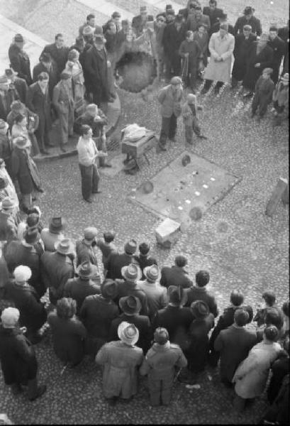 Milano - esibizione di piazza. Mangiavetri