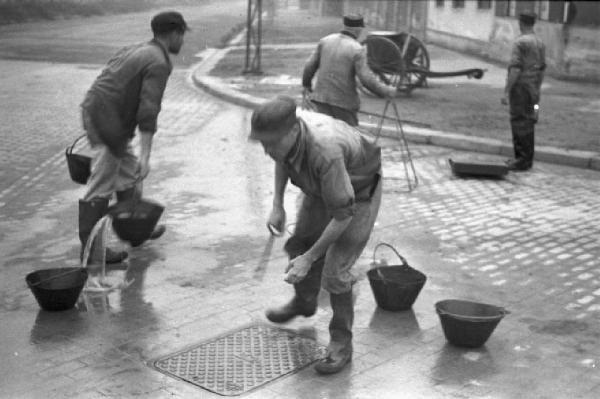 Milano - operai addetti alla manutenzione delle fognature