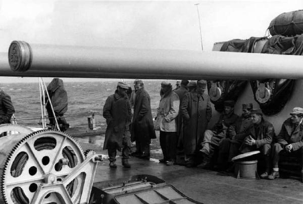 Dopoguerra. Viaggio Marocco - Italia per il rimpatrio - Militari italiani sul ponte del cacciatorpediniere Duca degli Abruzzi