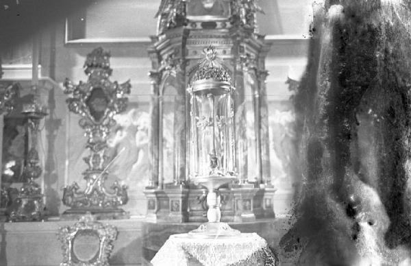 Roma. Funzione religiosa in San Pietro in Vaticano - altare a tempietto con tabernacolo e ostensori